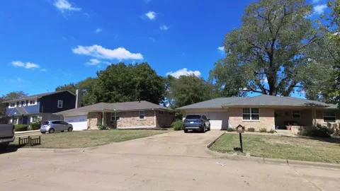 Drive plate, left side - small modest 1960's suburban homes, overgrown grass Vídeos de archivo 252096827