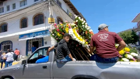 Drive Plate-Passing funeral procession Columbia street Puerto Vallarta Video stock 106939365