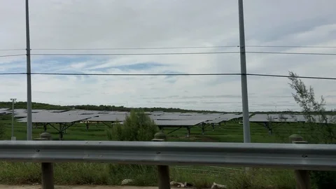 Drive By Solar Panels in Field Vídeos de archivo 100698488