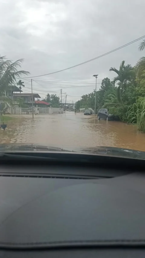 Drive through floodwaters Stock Footage 278437864