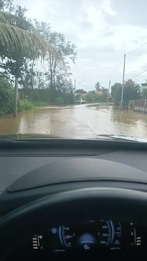 Drive through floodwaters Stock Footage 278437914