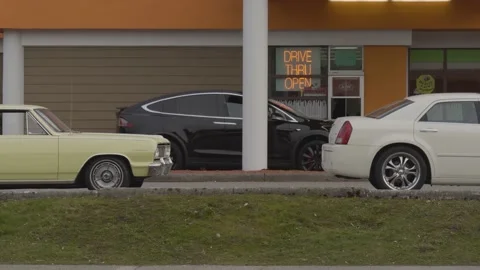 Drive through pick up. 스톡 동영상 150344495