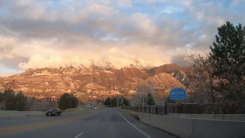 Drive Towards Mountain Stockbeeldmateriaal 123560705