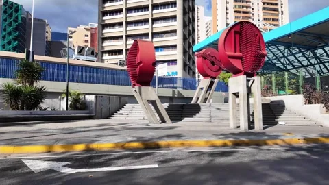 Drive‑by view of Parque Miranda Metro station in Los Palos Grandes, Caracas Vidéo 330958418