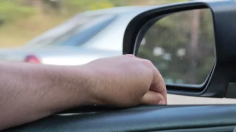 Driver adjusting side mirror while driving Vidéo 311406435