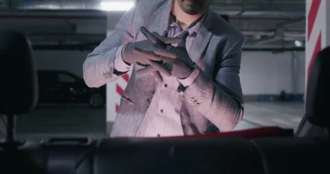 Driver adjusts gloves and finds jack in car trunk in garage Stockbeeldmateriaal 294607118