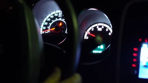 The driver behind the wheel of the car moves at night. 库存影片 101401808