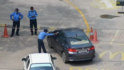 Driver body temperature screening, Thermometer for Corona virus India. Vídeos de archivo 129733160