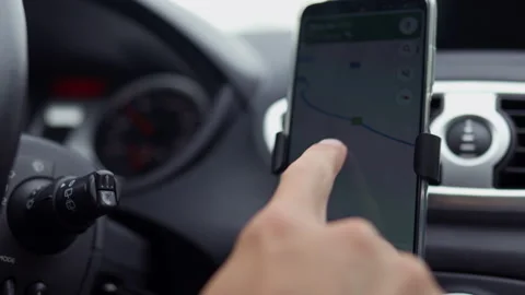 The driver of the car sets up the map of the GPS navigator guide to plot the Vídeos de archivo 205128142