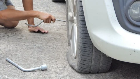 Driver changing a wheel in roadside.. Video stock 118023816
