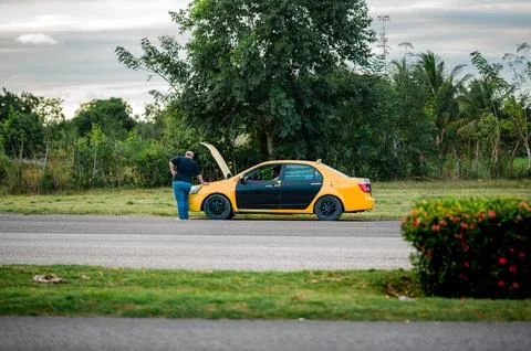 Driver checking engine of broken down roadside car Fotos de archivo