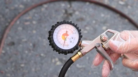The driver checks the pressure in the wheels of the car. Video stock 148076005