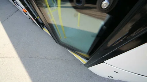 Driver closing the bus doors during the day from inside 動画素材 32429895