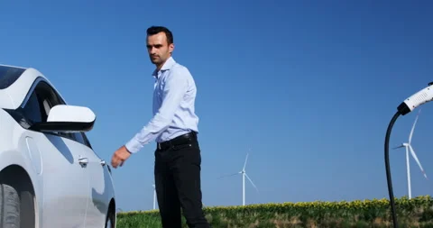 The driver connects the charging plug Vídeos de archivo 239070244