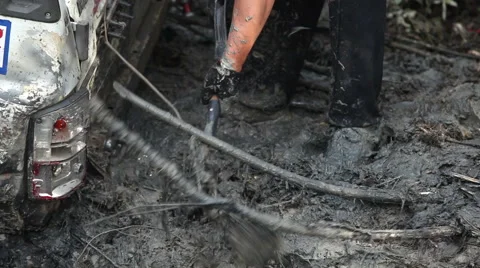 Driver digs a shovel your car stuck in the mud. Video stock 67210434