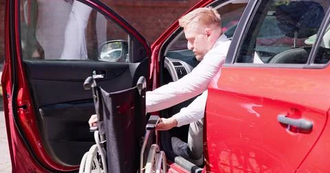 Driver With Disability Getting In Car Foto stock