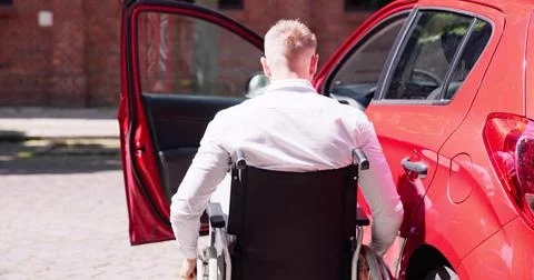 Driver With Disability Getting In Car Foto stock