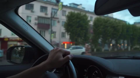 The driver drives a car through the evening city Stockbeeldmateriaal 293252006