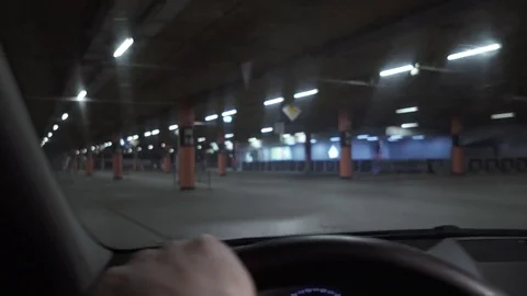 The driver drives a car through the night city, the beautiful streets 库存影片 81183338