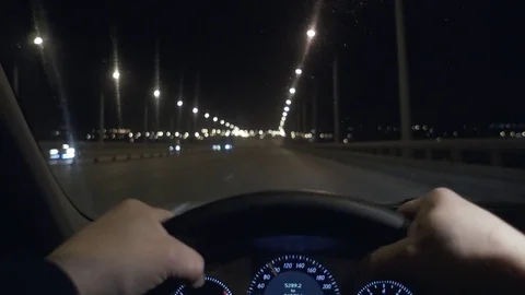 The driver drives a car through the night city, the beautiful streets 库存影片 81185470