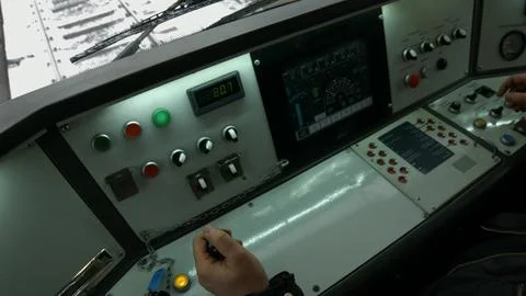 The driver drives the train. Taskbar with switches. Foto stock