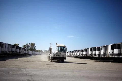 Driver driving a cab through a trailer park Foto stock