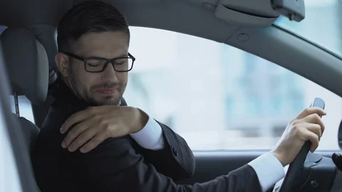 Driver feeling shoulder pain sitting in car, muscle sprain, problems with health Vídeo Stock 119286102