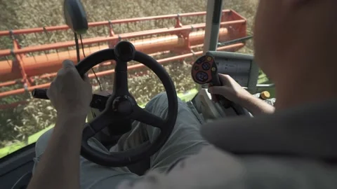 Driver inside the cab of combine harvester. Vidéo 139512101