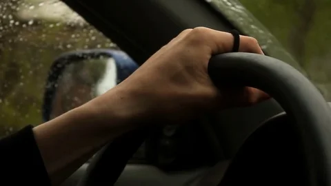 Driver keeps steering wheel close-up 库存影片 81469822