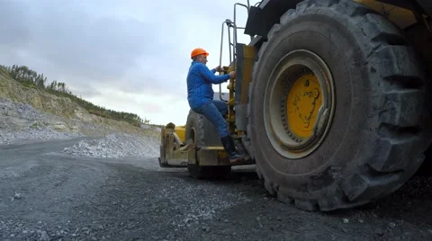 The driver of the ladder rises on a large bulldozer. 库存影片 55357170