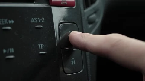 Driver locking car Stockbeeldmateriaal 336445270