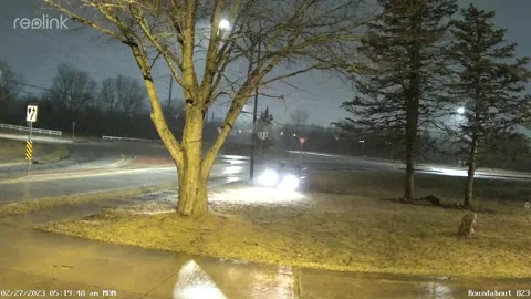 Driver Loses Control Entering Roundabout on Slick Streets, Indianapolis,  Indian Vídeos de archivo 235386591