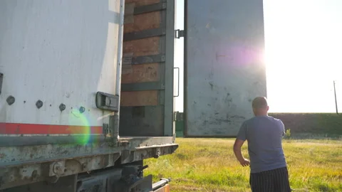 Driver opens the door on trailer of parked truck. Lorry stopped Vídeo Stock 229332160