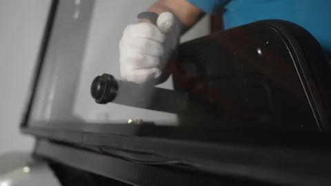 The driver opens the rear window on the tractor with the handle Vidéo 128695534