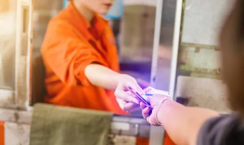 Driver pay for the expressway Stockfoto's