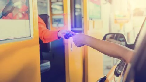 Driver pay for the expressway Stockfoto's