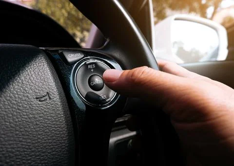 The driver presses the cruise control button 库存照片