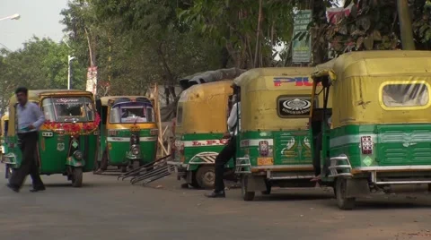 Driver of Rickshaw Indian in the wait Video stock 52074515