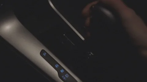A Driver Shifting The Gear Of An Automatic Car From Neutral To Parked - Vidéo 128579696