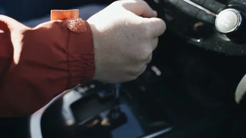 The driver shifts the gear of the automatic transmission. Vidéo 220139404