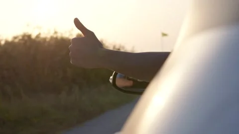 Driver showing thumbs up. Vidéo 221706146