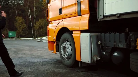 Driver starts motion of the cargo TIR transportation truck from parking lot Vídeo Stock 83417803