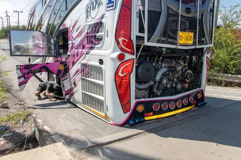 The driver is trying to release a long-distance coach stuck on a rural road Foto stock