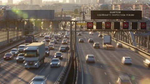 Drivers observe the speed limit. Time lapse view of traffic on Moscow, Russia Vídeo Stock 160058937