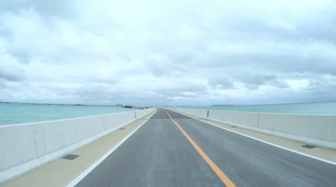 Driver's POV over the empty Irabu Ohashi heading to Miyakojima. Vídeos de archivo 61528161