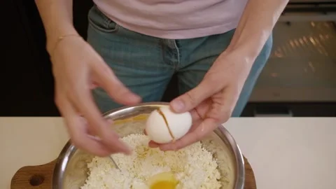 Drives a chicken egg into the curd. Curd breakfast Stock-Footage 154894754