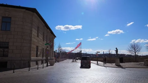 Driveway towards Buddha Castle. Flags on Budapest castle hill. 스톡 동영상 129079024