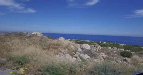 Driving across the coastline Stockbeeldmateriaal 62620960