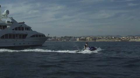 Driving Alongside Jetski in Speedboat Vídeo Stock 39701088