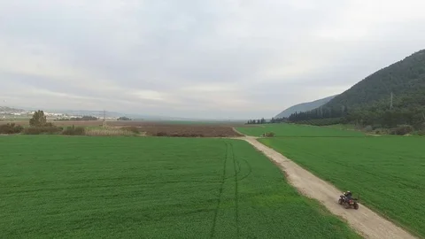 Driving ATV in farmlands Vídeos de archivo 72569607